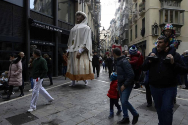 Imágenes del recorrido de los gigantes y cabezudos de Pamplona por San Saturnino