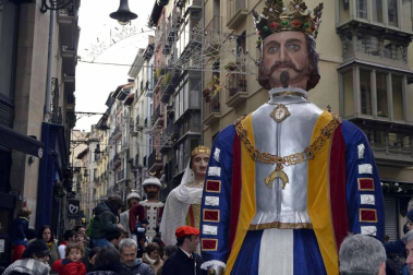 Imágenes del recorrido de los gigantes y cabezudos de Pamplona por San Saturnino