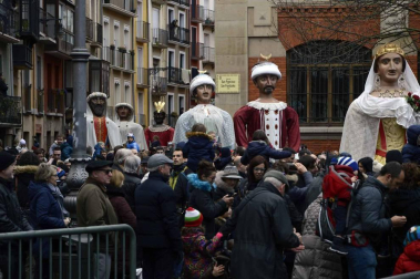 Imágenes del recorrido de los gigantes y cabezudos de Pamplona por San Saturnino