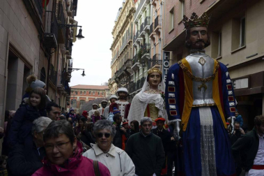 Imágenes del recorrido de los gigantes y cabezudos de Pamplona por San Saturnino