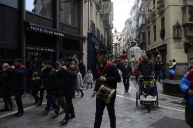 Imágenes del recorrido de los gigantes y cabezudos de Pamplona por San Saturnino
