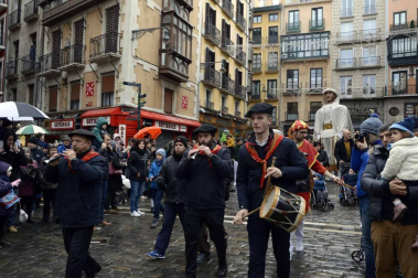 Imágenes del recorrido de los gigantes y cabezudos de Pamplona por San Saturnino