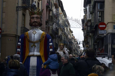 Imágenes del recorrido de los gigantes y cabezudos de Pamplona por San Saturnino