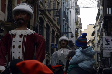 Imágenes del recorrido de los gigantes y cabezudos de Pamplona por San Saturnino