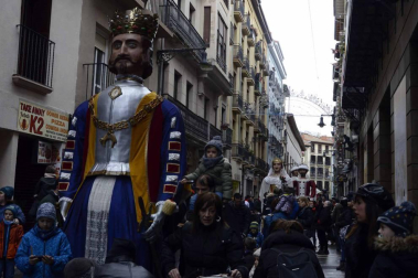 Imágenes del recorrido de los gigantes y cabezudos de Pamplona por San Saturnino