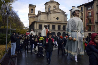 Imágenes del recorrido de los gigantes y cabezudos de Pamplona por San Saturnino