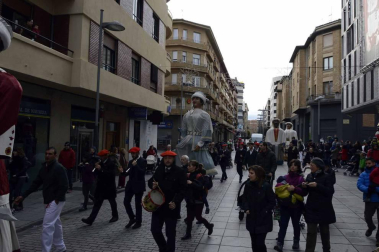 Imágenes del recorrido de los gigantes y cabezudos de Pamplona por San Saturnino