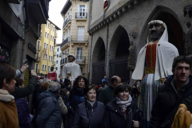 Imágenes del recorrido de los gigantes y cabezudos de Pamplona por San Saturnino