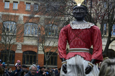 Imágenes del recorrido de los gigantes y cabezudos de Pamplona por San Saturnino