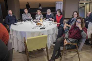 Los presentes plantearon a los expertos una decena de preguntas orientadas a conocer el grado de penetración de la revolución digital en la industria navarra. Hubo 3 conclusiones: la importancia de la formación, el talento de las personas y la colaboración.