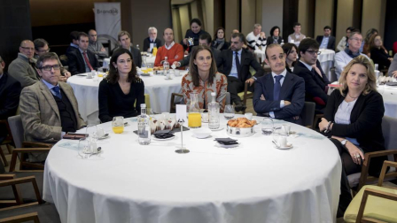 Los presentes plantearon a los expertos una decena de preguntas orientadas a conocer el grado de penetración de la revolución digital en la industria navarra. Hubo 3 conclusiones: la importancia de la formación, el talento de las personas y la colaboración.