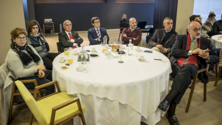 Los presentes plantearon a los expertos una decena de preguntas orientadas a conocer el grado de penetración de la revolución digital en la industria navarra. Hubo 3 conclusiones: la importancia de la formación, el talento de las personas y la colaboración.