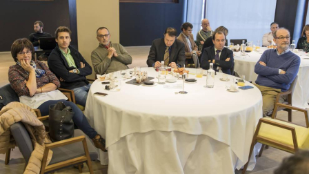 Los presentes plantearon a los expertos una decena de preguntas orientadas a conocer el grado de penetración de la revolución digital en la industria navarra. Hubo 3 conclusiones: la importancia de la formación, el talento de las personas y la colaboración.