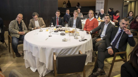 Los presentes plantearon a los expertos una decena de preguntas orientadas a conocer el grado de penetración de la revolución digital en la industria navarra. Hubo 3 conclusiones: la importancia de la formación, el talento de las personas y la colaboración.