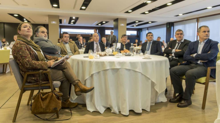 Los presentes plantearon a los expertos una decena de preguntas orientadas a conocer el grado de penetración de la revolución digital en la industria navarra. Hubo 3 conclusiones: la importancia de la formación, el talento de las personas y la colaboración.