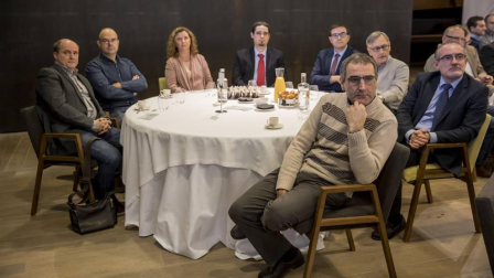 Los presentes plantearon a los expertos una decena de preguntas orientadas a conocer el grado de penetración de la revolución digital en la industria navarra. Hubo 3 conclusiones: la importancia de la formación, el talento de las personas y la colaboración.