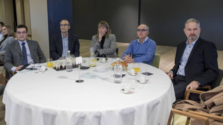 Los presentes plantearon a los expertos una decena de preguntas orientadas a conocer el grado de penetración de la revolución digital en la industria navarra. Hubo 3 conclusiones: la importancia de la formación, el talento de las personas y la colaboración.