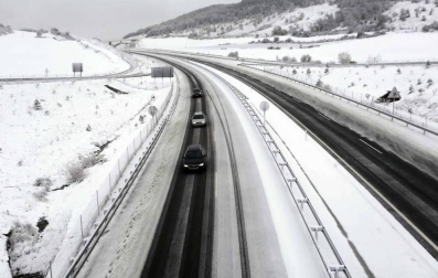 El temporal de nieve en Navarra ha provocado retenciones en varias carreteras de la Comunidad Foral y algunas de ellas han sido cerradas