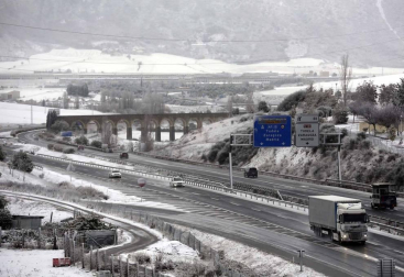 El temporal de nieve en Navarra ha provocado retenciones en varias carreteras de la Comunidad Foral y algunas de ellas han sido cerradas