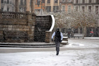 La nieve ha llegado con el mes de diciembre a Pamplona.