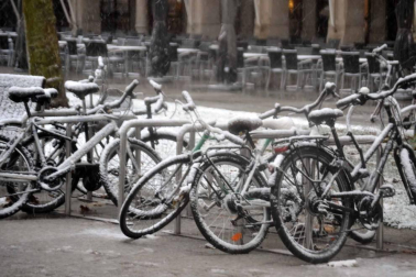 La nieve ha llegado con el mes de diciembre a Pamplona.