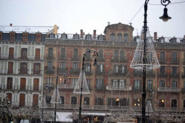 La nieve ha llegado con el mes de diciembre a Pamplona.