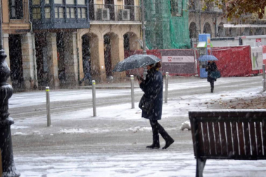La nieve ha llegado con el mes de diciembre a Pamplona.
