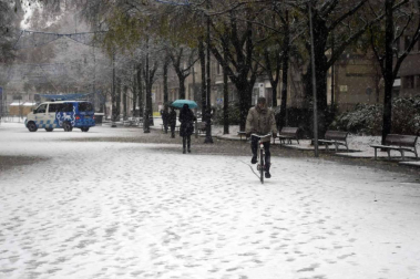 La nieve ha llegado con el mes de diciembre a Pamplona.