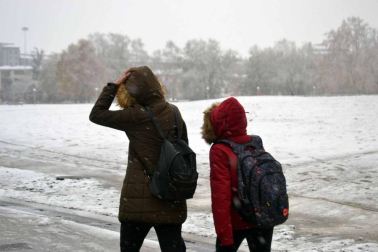 La nieve ha llegado con el mes de diciembre a Pamplona.