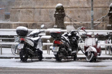 La nieve ha llegado con el mes de diciembre a Pamplona.