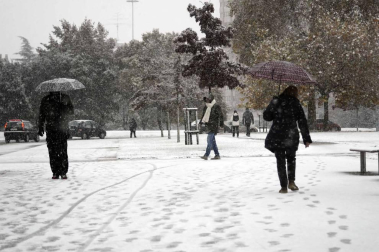 La nieve ha llegado con el mes de diciembre a Pamplona.
