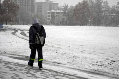 La nieve ha llegado con el mes de diciembre a Pamplona.