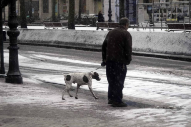 La nieve ha llegado con el mes de diciembre a Pamplona.
