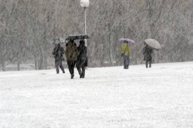 La nieve ha llegado con el mes de diciembre a Pamplona.