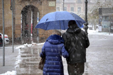 La nieve ha llegado con el mes de diciembre a Pamplona.