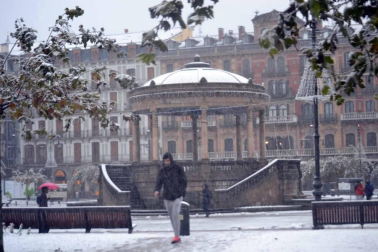 La nieve ha llegado con el mes de diciembre a Pamplona.