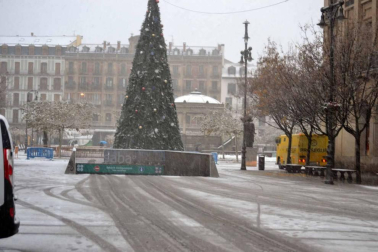 La nieve ha llegado con el mes de diciembre a Pamplona.