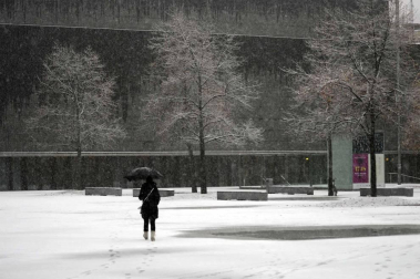 La nieve ha llegado con el mes de diciembre a Pamplona.