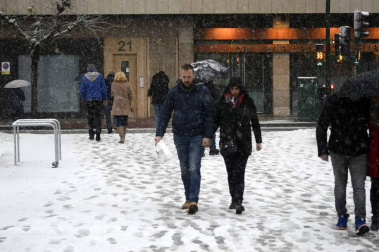 La nieve ha llegado con el mes de diciembre a Pamplona.