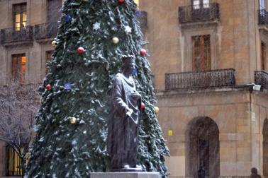 La nieve ha llegado con el mes de diciembre a Pamplona.
