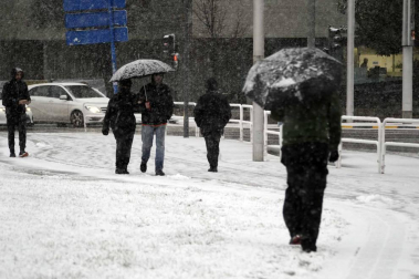 La nieve ha llegado con el mes de diciembre a Pamplona.