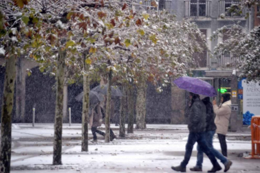 La nieve ha llegado con el mes de diciembre a Pamplona.