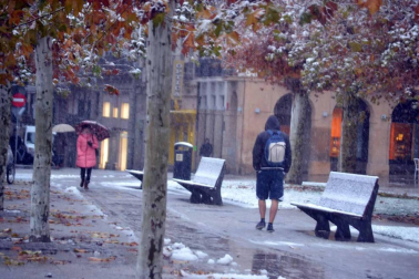 La nieve ha llegado con el mes de diciembre a Pamplona.