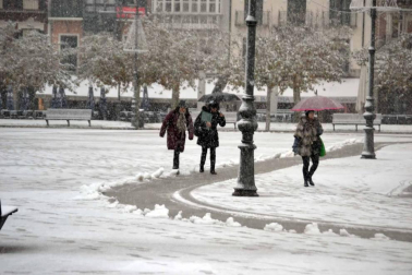 La nieve ha llegado con el mes de diciembre a Pamplona.