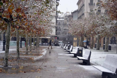 La nieve ha llegado con el mes de diciembre a Pamplona.