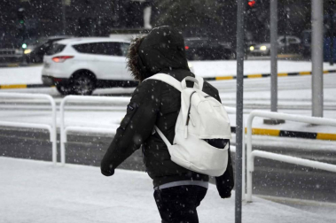 La nieve ha llegado con el mes de diciembre a Pamplona.