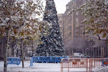 La nieve ha llegado con el mes de diciembre a Pamplona.