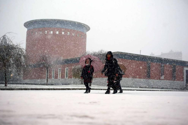 La nieve ha llegado con el mes de diciembre a Pamplona.