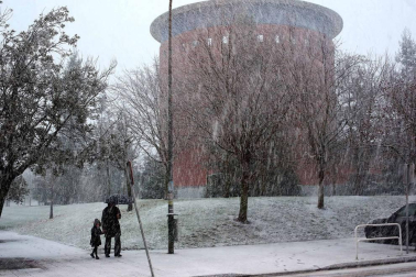 La nieve ha llegado con el mes de diciembre a Pamplona.