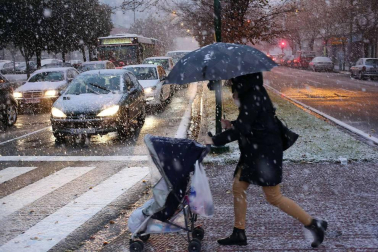 La nieve ha llegado con el mes de diciembre a Pamplona.